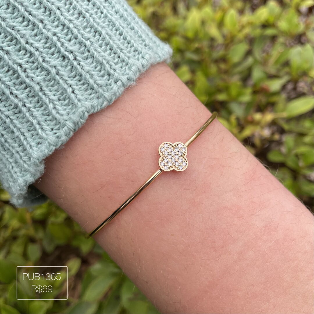 Bracelete Aberto c/ 1 Trevo Cravejado Cristal Dourado